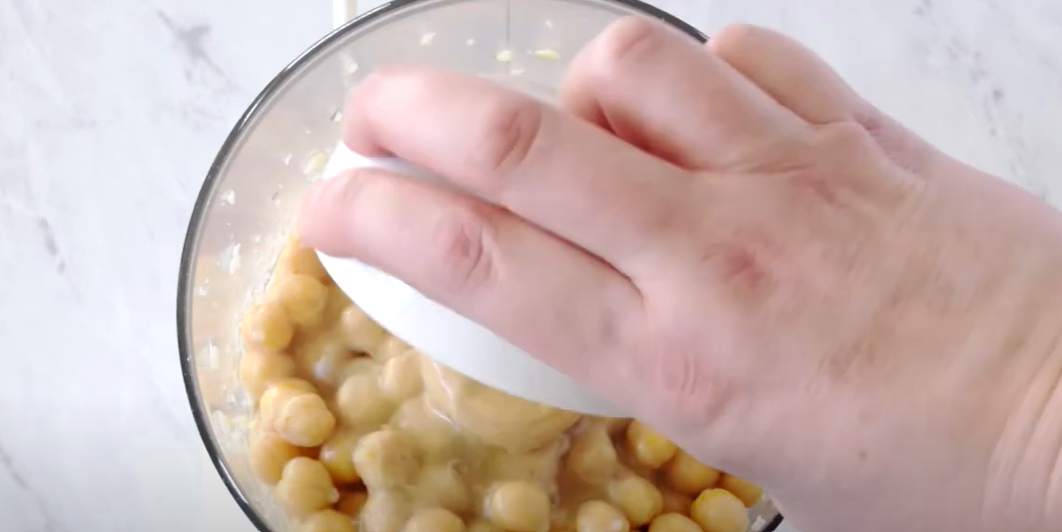 Adding lemon to chickpea